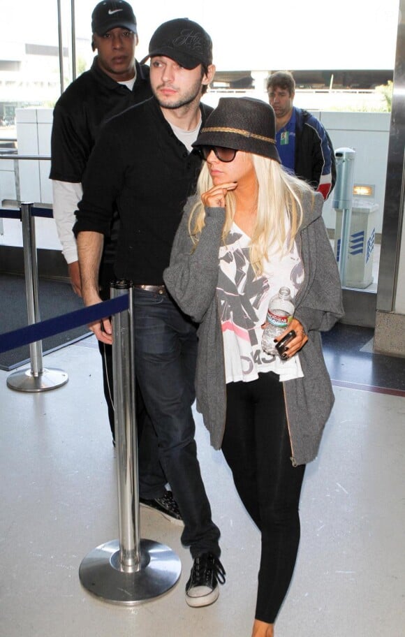 Christina Aguilera et son nouveau chéri Matthew Rutler, à l'aéroport de Los Angeles, le 29 janvier 2011