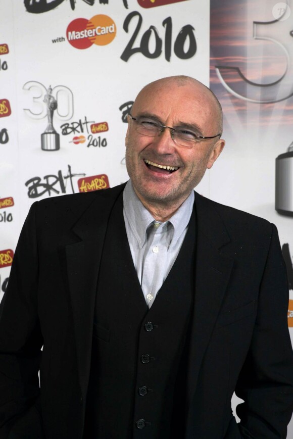 Phil Collins, 60 ans, l'affirme : il est très heureux et n'a même jamais été dépressif. Ses propos assez francs sur le suicide n'étaient que... de l'humour anglais.