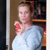 Nicollette Sheridan, blessée à la main, termine une séance shopping. 31/01/2011