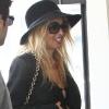 Rachel Zoe se promène à Los Angeles avec un ami. Ell dévoile son ventre rond. Janvier 2011