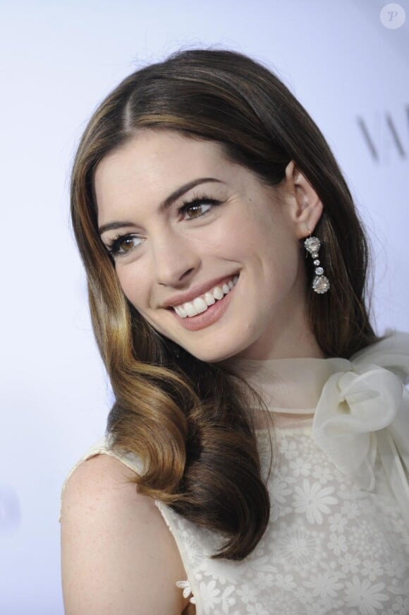 Anne Hathaway figure dans le classement AskMen de la femme la plus désirable de 2011 à la 9ème position.