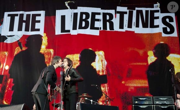 Les Libetines (Pete Doherty et Carl Barât) sur scène, à Leeds, le 27 août 2010