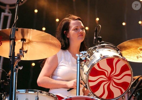 Meg White du groupe The White Stripes en concert au festival Rock en Seine de Paris en août 2004