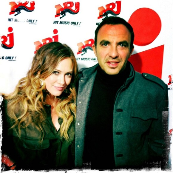 Hilary Duff et Nikos Aliagas, le 3 février 2011, à la radio NRJ.