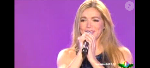 Hélène Rollès se produit sur la scène de Bercy aux côtés de Dorothée, le 18 décembre 2010.