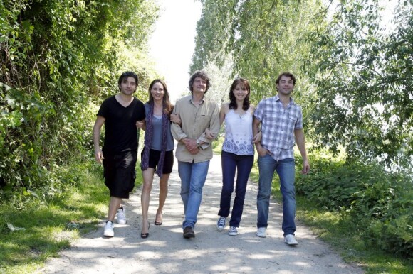 Le casting des Vacances de l'Amour revient dans une toute nouvelle série, en février 2011 : Les Mystères de l'Amour.