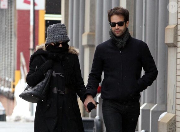 Natalie Portman et Benjamin Millepied se promènent dans un New York enneigé, en février 2011.