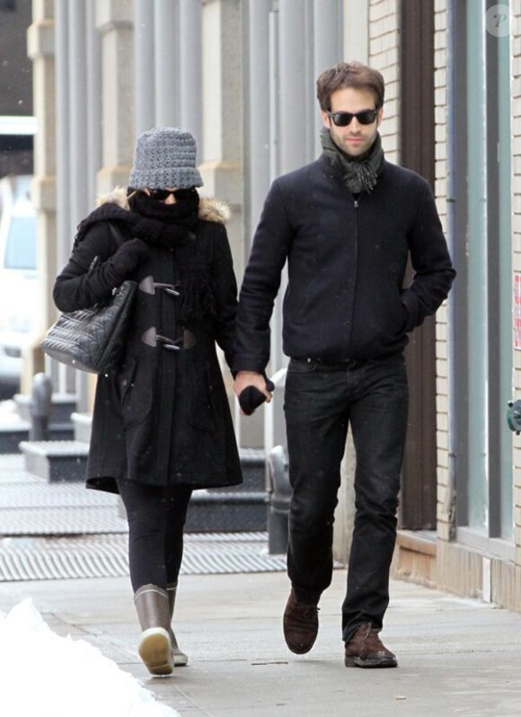 Natalie Portman et Benjamin Millepied se promènent dans un New York enneigé, en février 2011.