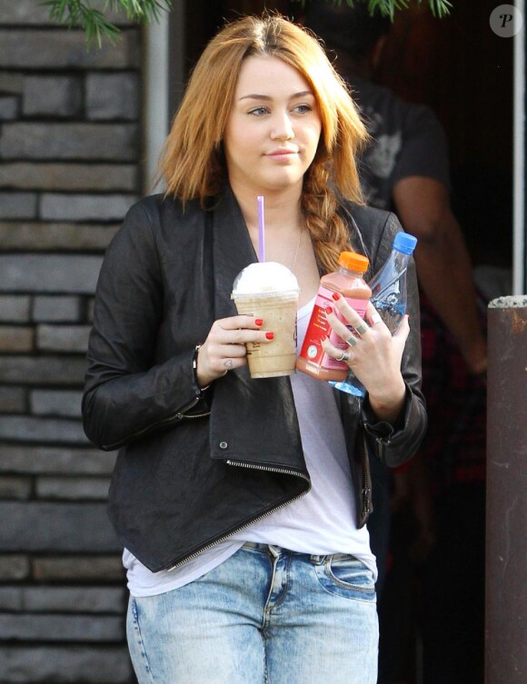 Miley Cyrus se promène à Beverly ills, samedi 5 février, une boisson glacée de chez Starbucks à la main, et affichent une silhouette plutôt ronde, ces derniers jours.