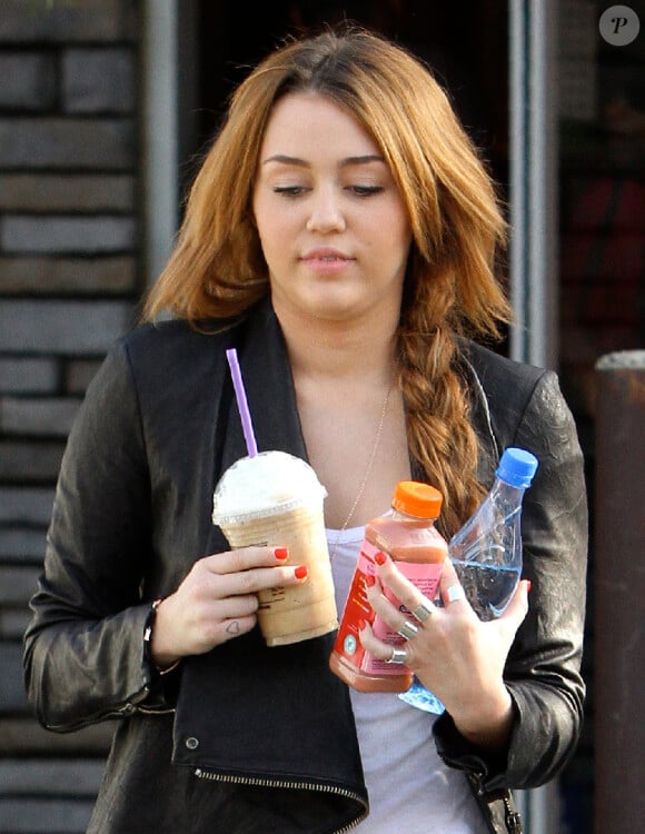 Miley Cyrus se promène à Beverly ills, samedi 5 février, une boisson glacée de chez Starbucks à la main, et affichent une silhouette plutôt ronde, ces derniers jours.