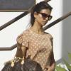 Monica Cruz déambule dans les rues de Los Angeles avec un ami. Le 7 février 2011