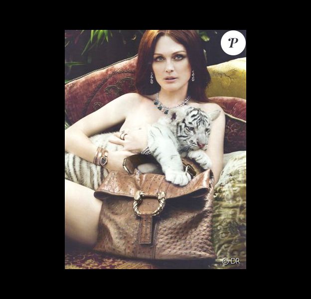 Julianne Moore pose pour la campagne Bulgari printemps-été 2011.