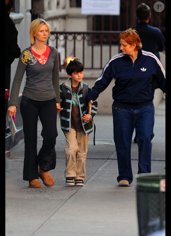 Cynthia Nixon en octobre 2010 avec son fils Charles et sa compagne Christine Marinoni