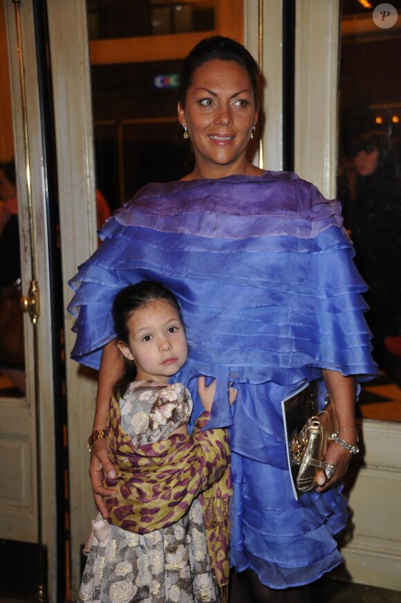 Hermine de Clermont-Tonnerre et sa fille Allegra lors du Gala de l'Enfance Majuscule à Paris le 8 février 2011