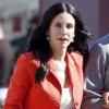 Courteney Cox, sur le tournage de la série Cougar Town, arbore une canne à cause d'une légère opération du genou, mais assure ! 10/02/2011