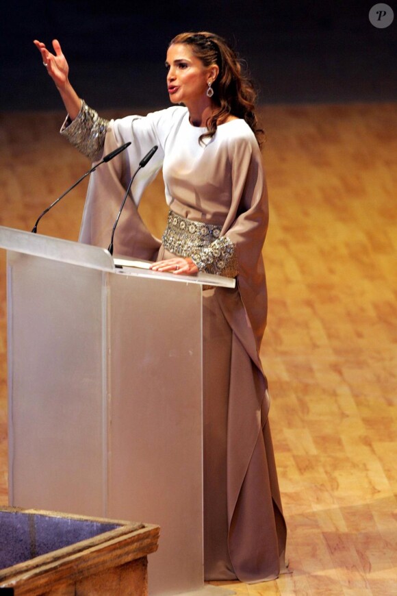 Rania de Jordanie en juin 2009 lors d'un discours dans son pays