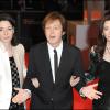 Paul McCartney avec sa fille Mary et sa compagne Nancy lors des BAFTA awards le 13 février 2011