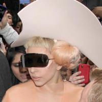 Lady Gaga habillée en latex et en nonne... pour parler safe-sex !