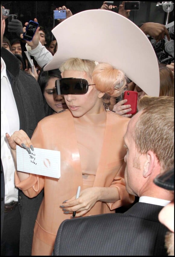 Lady Gaga à la sortie des studio ABC où elle vient de participer à l'émission Good Morning America, à New York, le 17 février 2011