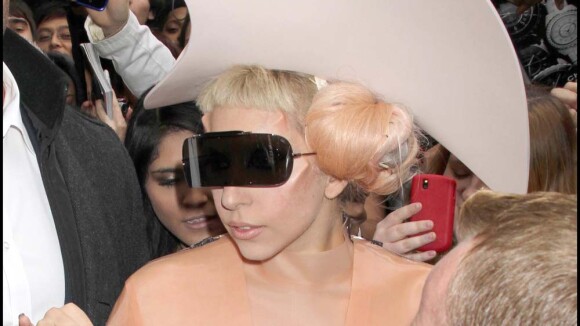 Lady Gaga habillée en latex et en nonne... pour parler safe-sex !