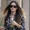 Rachel Bilson ose l'originalité avec un chemisier fauve et un it bag clouté.