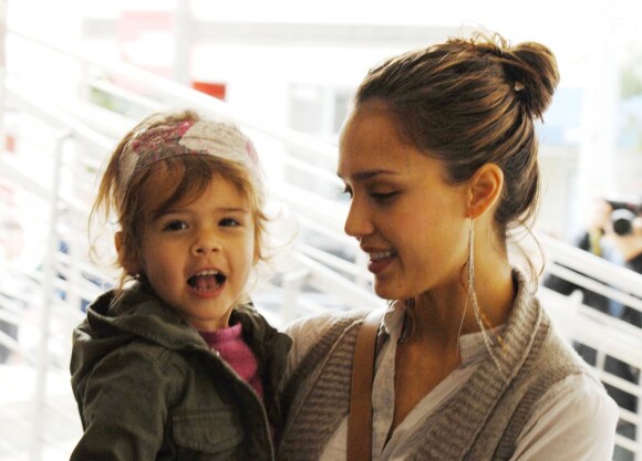 Jessica Alba et sa jolie famille profitent de leurs derniers mois à trois avant l'arrivée de bébé. Lors d'une balade à L.A le 19 février 2011
