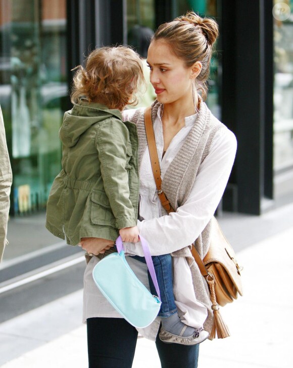 Jessica Alba et sa jolie famille profitent de leurs derniers mois à trois avant l'arrivée de bébé. Lors d'une balade à L.A le 19 février 2011