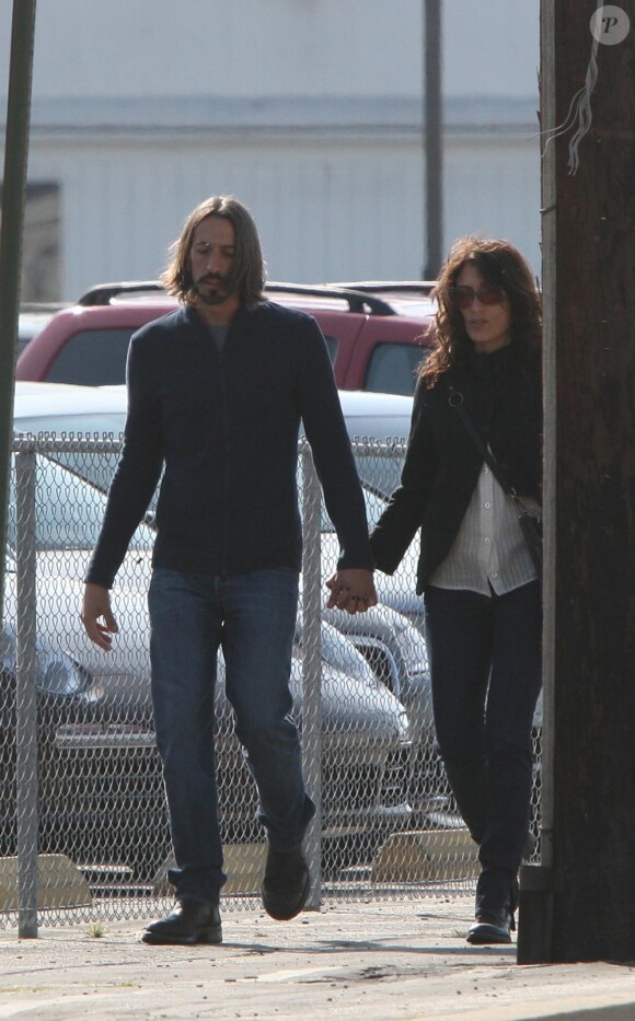 Lisa Edelstein et son boyfriend Robert Russell dans les rues de Los Angeles. Février 2011
