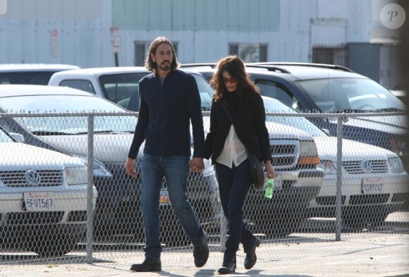 Lisa Edelstein et son boyfriend Robert Russell dans les rues de Los Angeles. Février 2011