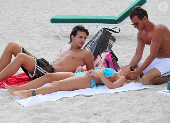 Shauna Sand et son nouveau mari Laurent, à la plage à Miami, le 24 février 2011