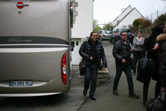 Jean-Luc Delarue visite un groupe scolaire prive a Quimper, France, le 24 fevrier 2011, dans le cadre de son tour de France en camping-car, visant a sensibiliser les jeunes aux dangers de l'addiction.