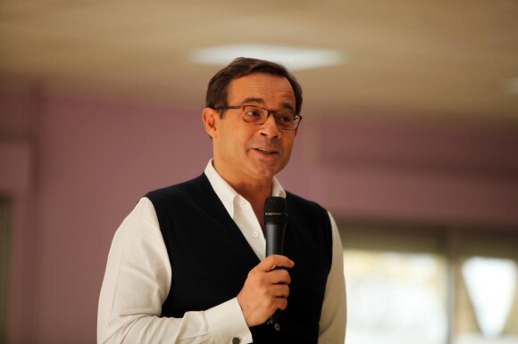 Jean-Luc Delarue repond a des lyceens sur les risques de l'addiction aux drogues lors d'une etape a Tourcoin, France, le 11 mars 2011, dans le cadre de son tour de France en camping-car, visant a sensibiliser les jeunes aux dangers de l'addiction.
