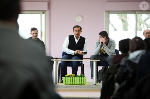 Jean-Luc Delarue repond a des lyceens sur les risques de l'addiction aux drogues lors d'une etape a Tourcoin, France, le 11 mars 2011, dans le cadre de son tour de France en camping-car, visant a sensibiliser les jeunes aux dangers de l'addiction.