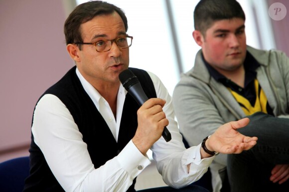 Jean-Luc Delarue repond a des lyceens sur les risques de l'addiction aux drogues lors d'une etape a Tourcoin, France, le 11 mars 2011, dans le cadre de son tour de France en camping-car, visant a sensibiliser les jeunes aux dangers de l'addiction.