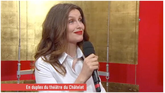 Laetitia Casta au micro de Canal+, sur le tapis rouge de la 36e nuit des César, vendredi 25 février.