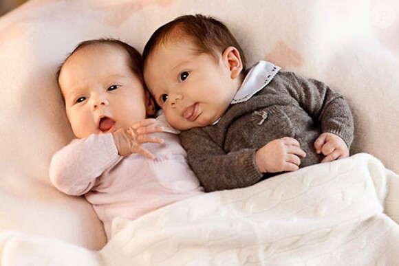 En février 2011, la Maison Royale de Danemark diffusait les premières photos officielles des jumeaux accueillis le 8 janvier 2011 par Mary et Frederik de Danemark. Leur baptême (et la révélation de leurs prénoms) aura lieu le 14 avril.