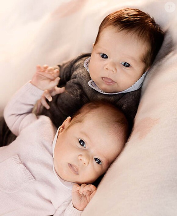 En février 2011, la Maison Royale de Danemark diffusait les premières photos officielles des jumeaux accueillis le 8 janvier 2011 par Mary et Frederik de Danemark. Leur baptême (et la révélation de leurs prénoms) aura lieu le 14 avril.