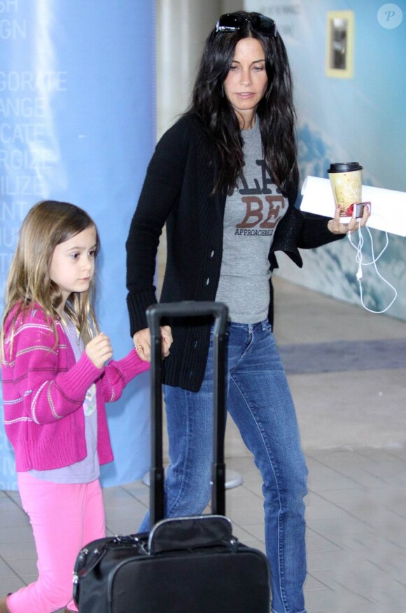 Courteney Cox et sa fille Coco sur le départ à l'aéroport de Los Angeles le 26 février 2011
