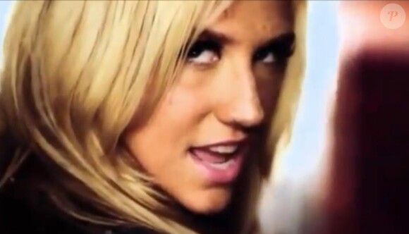 Images extraites du clip Blow de Ke$ha, février 2011