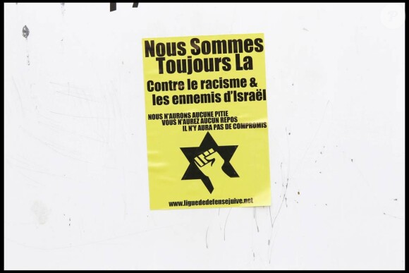 Les affichettes placardées près du restaurant parisien où John Galliano aurait tenu des propos antisémistes et racistes. Photos prises le mecredi 2 mars 2011.
