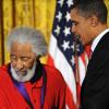 Barack Obama remet au jazzman Sonny Rollins la Médaille nationale des arts, à la Maison Blanche, le 2 mars 2011.
