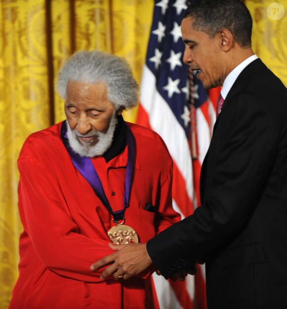 Barack Obama remet au jazzman Sonny Rollins la Médaille nationale des arts, à la Maison Blanche, le 2 mars 2011.