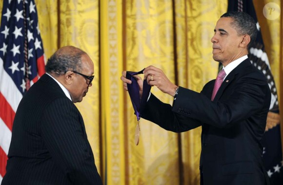 Barack Obama remet à Quincy Jones la Médaille nationale des arts, à la Maison Blanche, le 2 mars 2011.