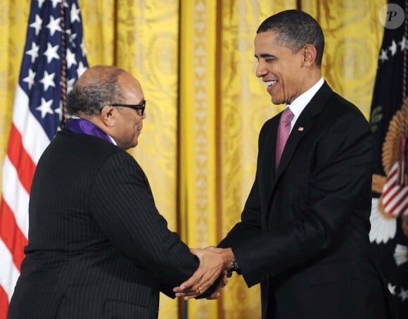 Barack Obama remet à Quincy Jones la Médaille nationale des arts, à la Maison Blanche, le 2 mars 2011.