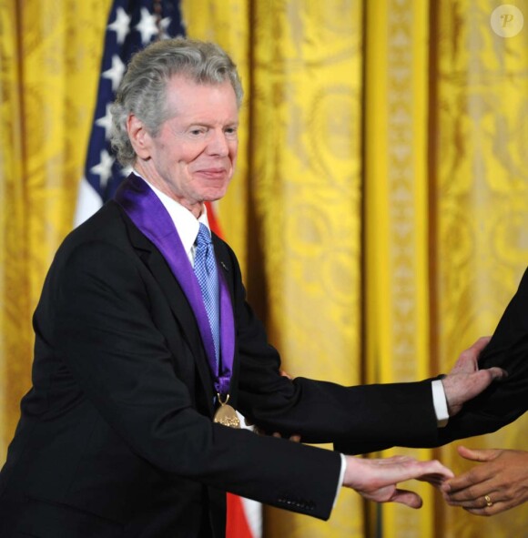 Barack Obama remet au pianiste Van Cliburn la Médaille nationale des arts, à la Maison Blanche, le 2 mars 2011.