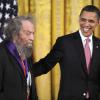 Barack Obama remet au poète Donald Hall la Médaille nationale des arts, à la Maison Blanche, le 2 mars 2011.
