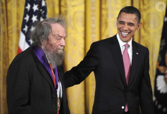 Barack Obama remet au poète Donald Hall la Médaille nationale des arts, à la Maison Blanche, le 2 mars 2011.