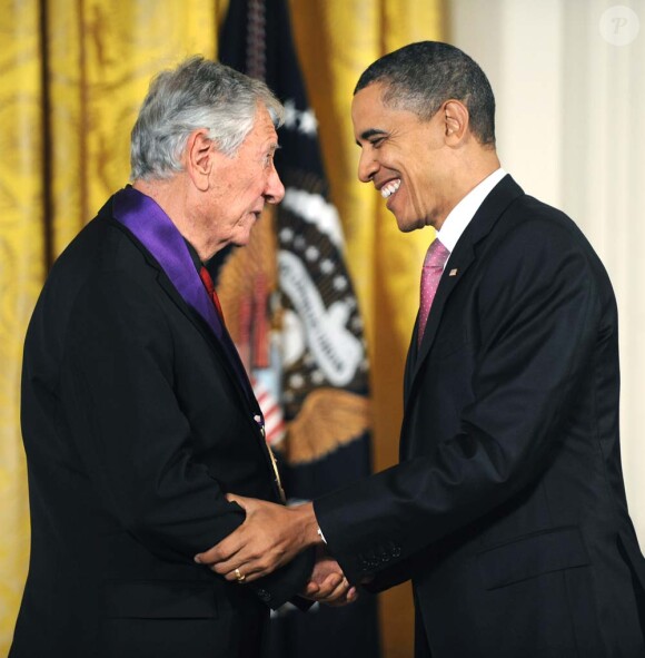 Barack Obama remet à l'auteur de théâtre Robert Brustein la Médaille nationale des arts, à la Maison Blanche, le 2 mars 2011.