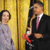 Barack Obama remet à l'écrivain Joyce Carol Oates la Médaille nationale des arts, à la Maison Blanche, le 2 mars 2011.