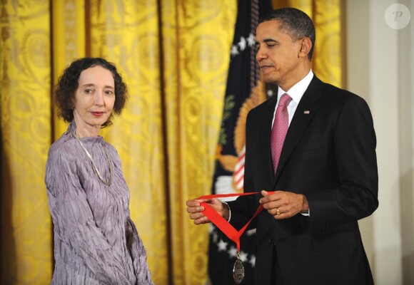 Barack Obama remet à l'écrivain Joyce Carol Oates la Médaille nationale des arts, à la Maison Blanche, le 2 mars 2011.